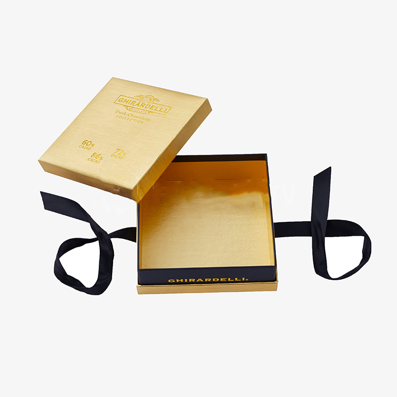 Caja con tapa de chocolate dorado de lujo con cinta