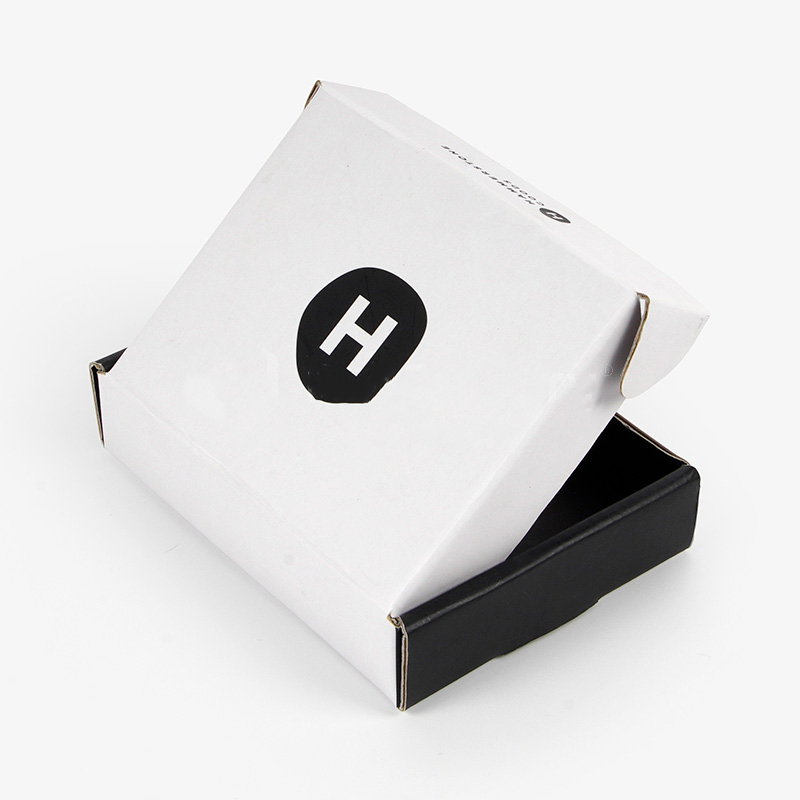 Elegante caja blanca con logo negro